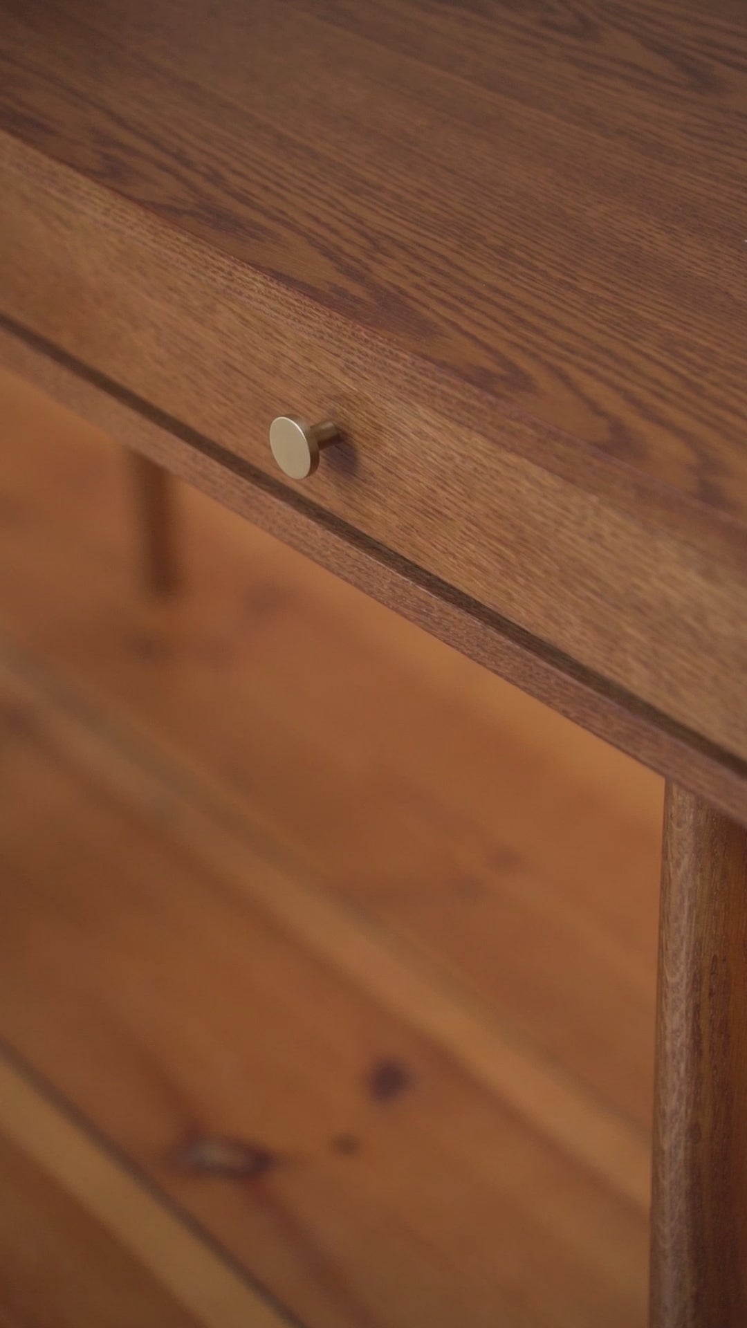 Načíst video: Psací stůl BAR